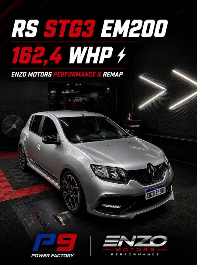 Renault Sandero RS prata preparado pela Enzo Motors, sobre o dinamômetro da oficina